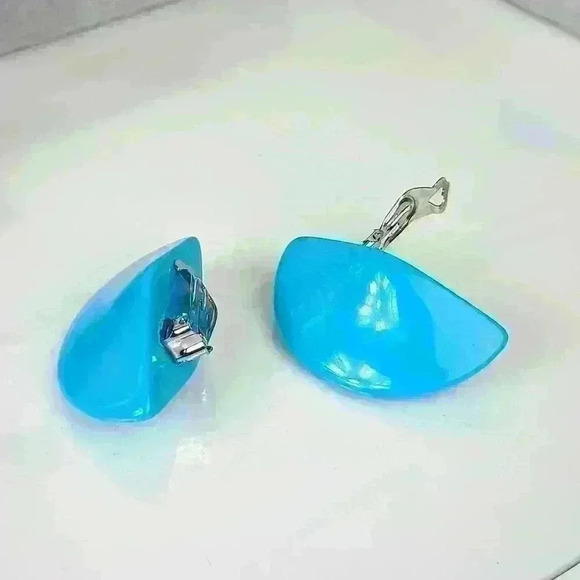 Vintage Blue plastic earrings clip-on style 💙 - Picture 3 of 10